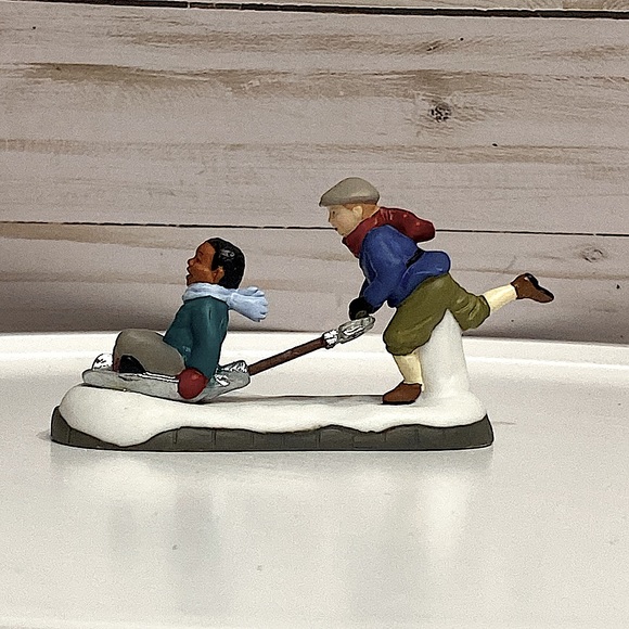 DEPARTMENT 56 - Shoveling Fun - Heritage Village - Christmas in the City - Picture 4 of 9